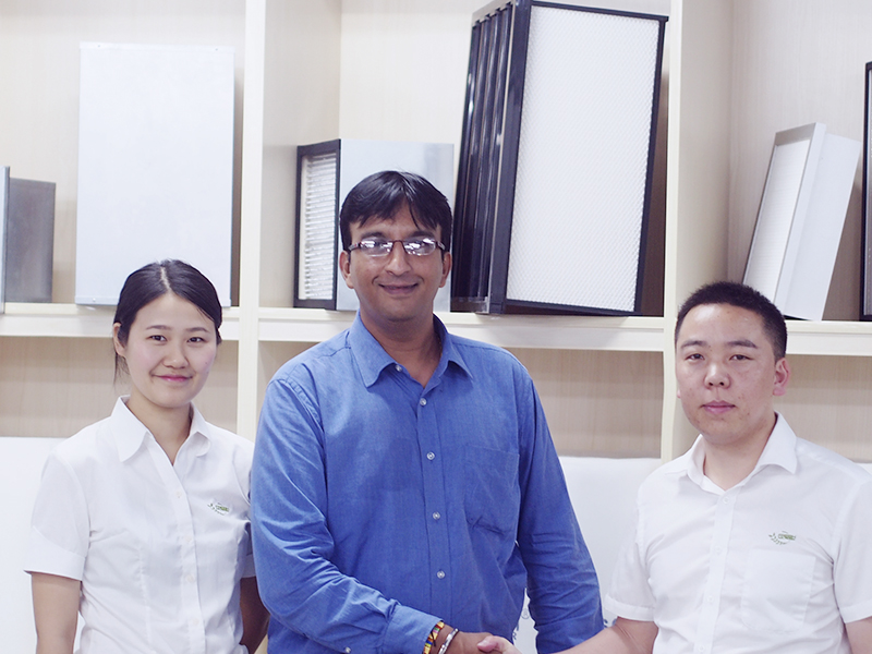 khách hàng đến thăm